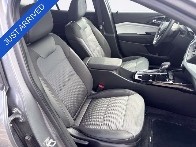 2025 Sterling Gray Metallic Chevrolet Trax LT FWD SUV