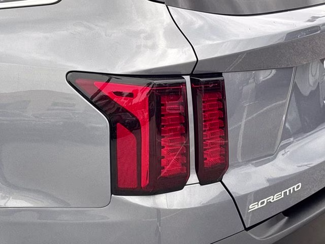 2023 Everlasting Silver Kia Sorento LX FWD SUV