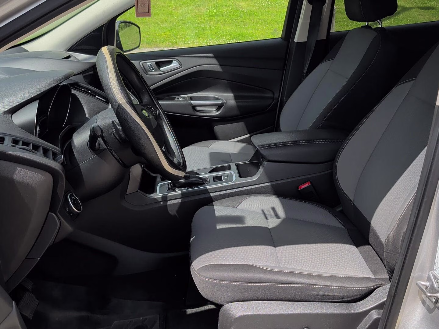 2017 Ingot Silver Ford Escape SE FWD SUV