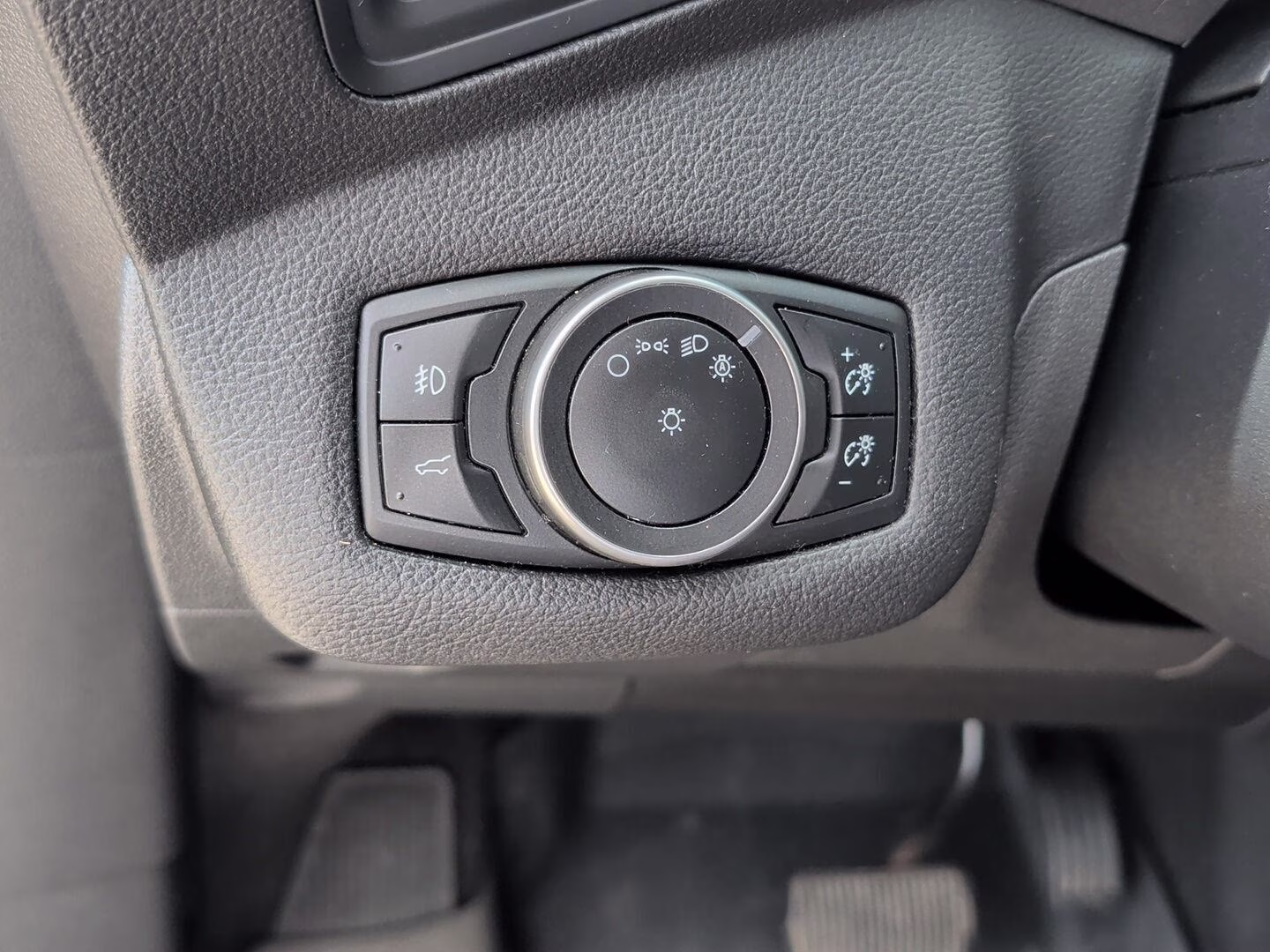 2017 Ingot Silver Ford Escape SE FWD SUV