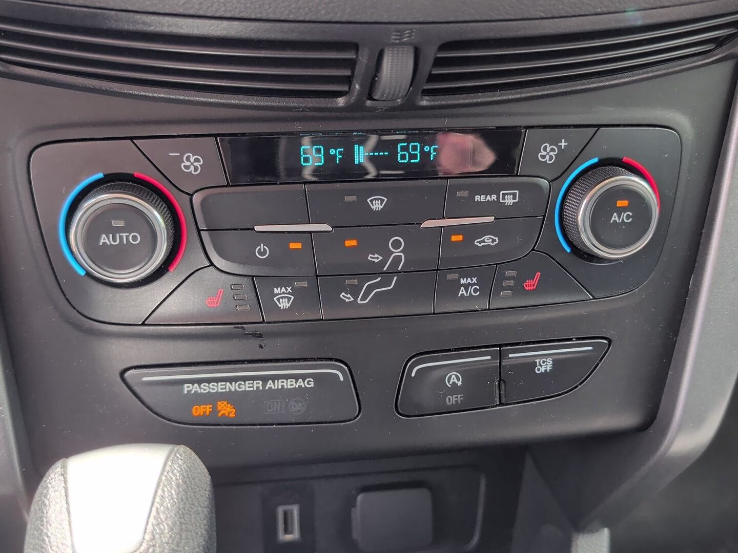 2017 Ingot Silver Ford Escape SE FWD SUV