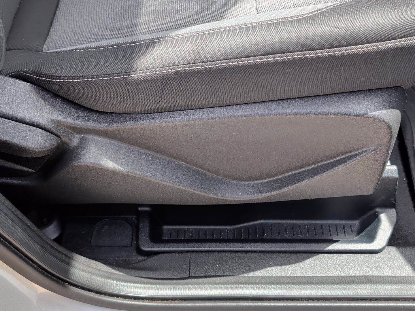 2017 Ingot Silver Ford Escape SE FWD SUV