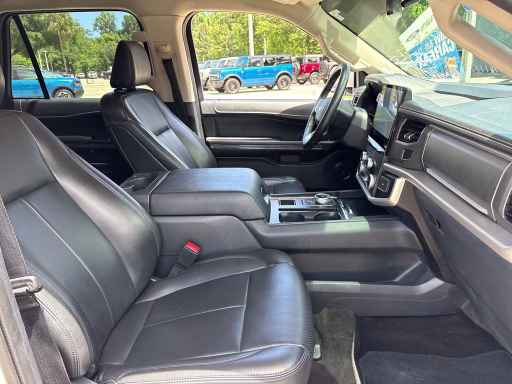 2023 White Metallic Ford Expedition XLT RWD SUV
