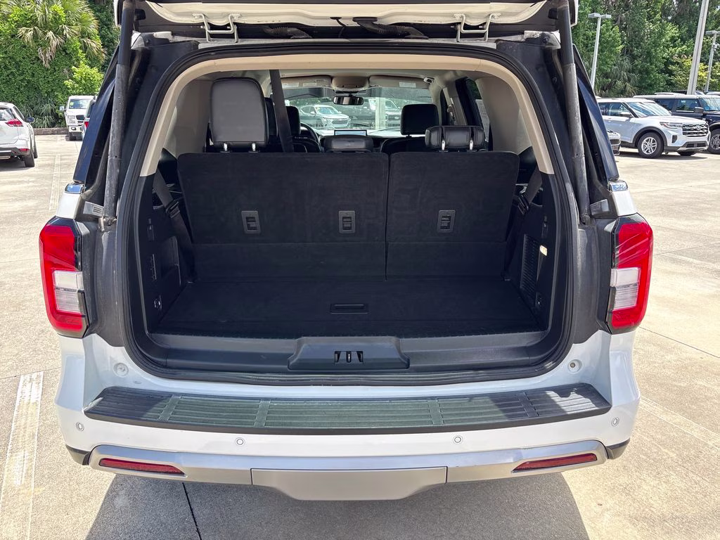2023 White Metallic Ford Expedition XLT RWD SUV