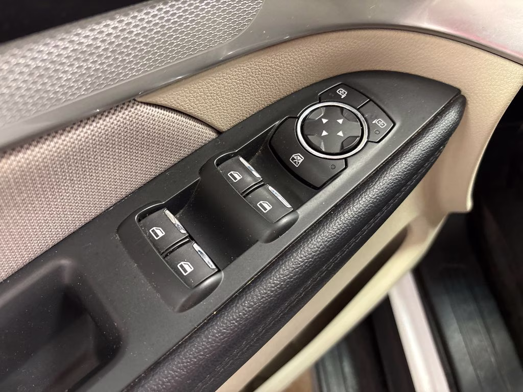 2018 Oxford White Ford Explorer Base 4X4 SUV
