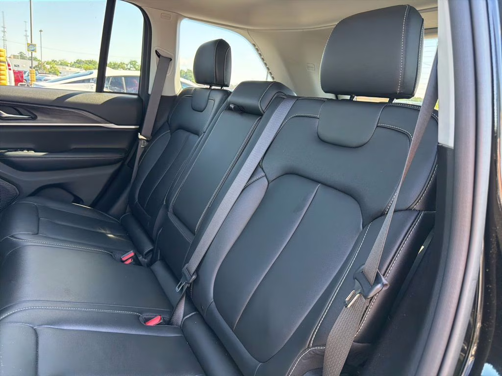 2023 Diamond Black Crystal Pearlcoat Jeep Grand Cherokee Limited RWD SUV