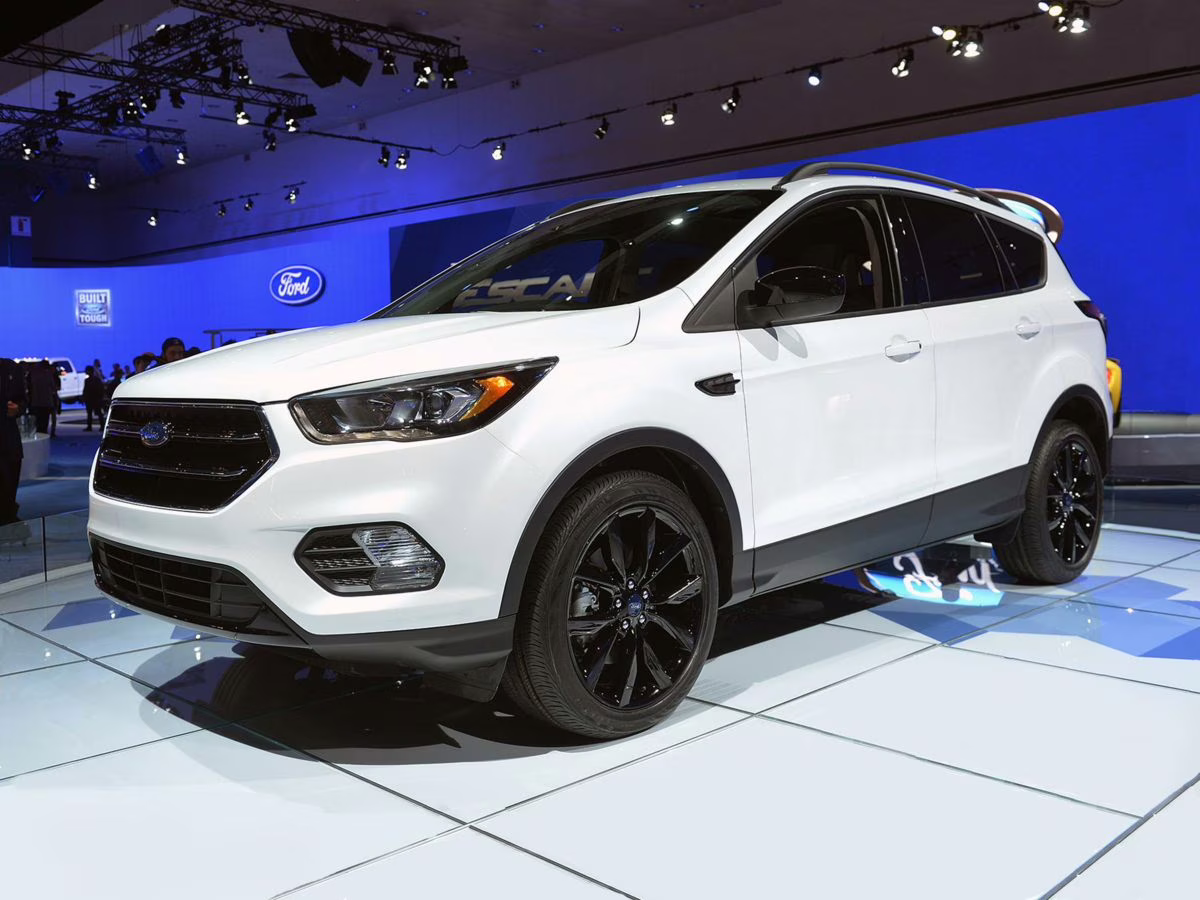 2019 White Platinum Metallic Tri-Coat Ford Escape Titanium FWD SUV