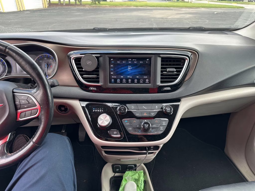2019 Granite Crystal Metallic Clearcoat Chrysler Pacifica Touring L FWD Van