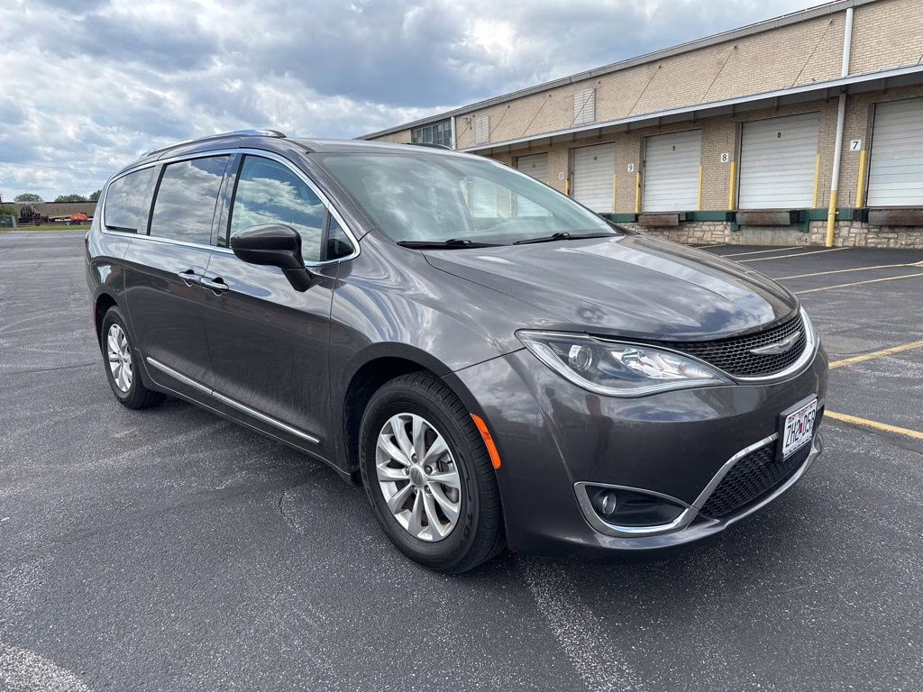 2019 Granite Crystal Metallic Clearcoat Chrysler Pacifica Touring L FWD Van