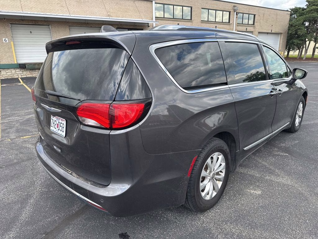 2019 Granite Crystal Metallic Clearcoat Chrysler Pacifica Touring L FWD Van
