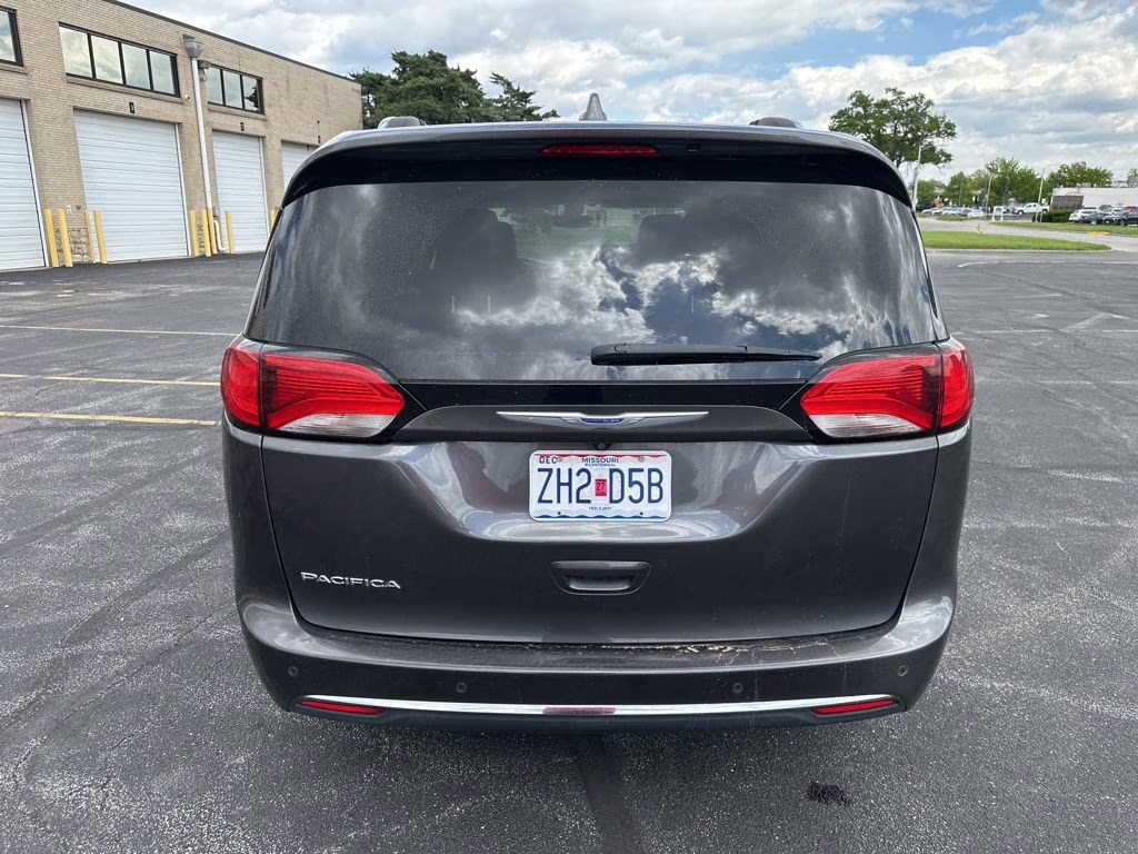 2019 Granite Crystal Metallic Clearcoat Chrysler Pacifica Touring L FWD Van