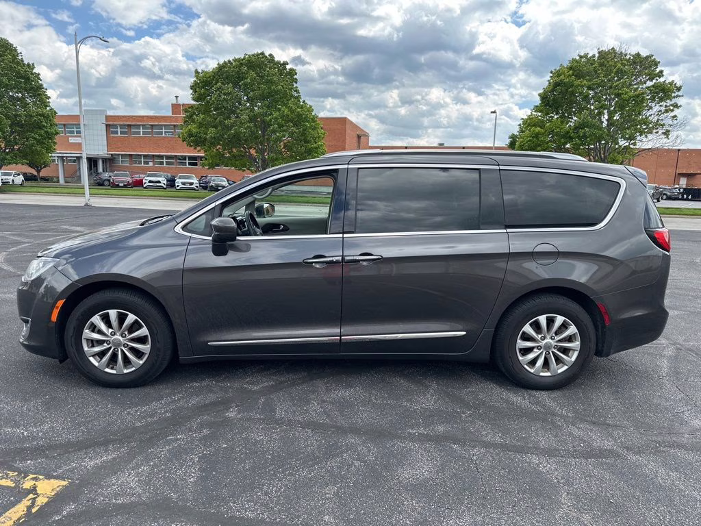 2019 Granite Crystal Metallic Clearcoat Chrysler Pacifica Touring L FWD Van
