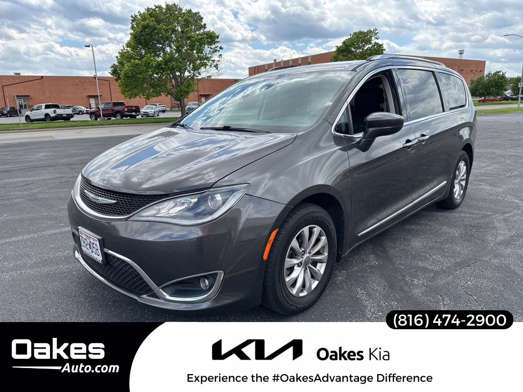 2019 Granite Crystal Metallic Clearcoat Chrysler Pacifica Touring L FWD Van