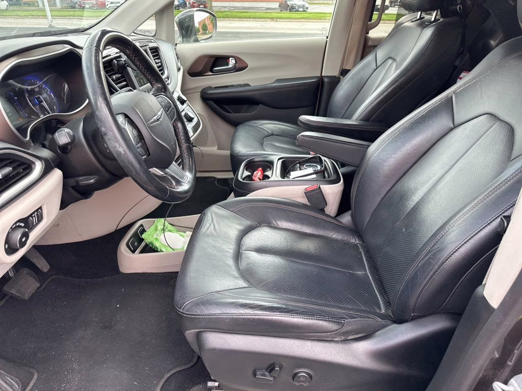 2019 Granite Crystal Metallic Clearcoat Chrysler Pacifica Touring L FWD Van
