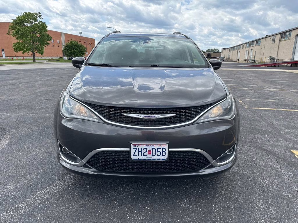 2019 Granite Crystal Metallic Clearcoat Chrysler Pacifica Touring L FWD Van