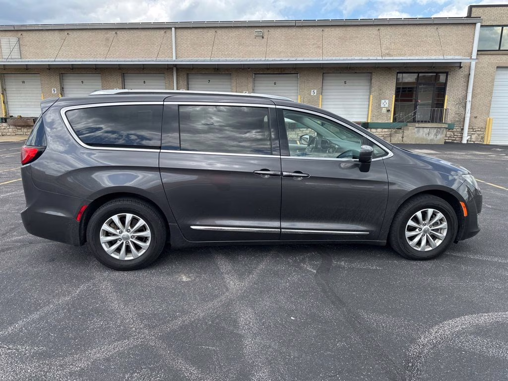 2019 Granite Crystal Metallic Clearcoat Chrysler Pacifica Touring L FWD Van