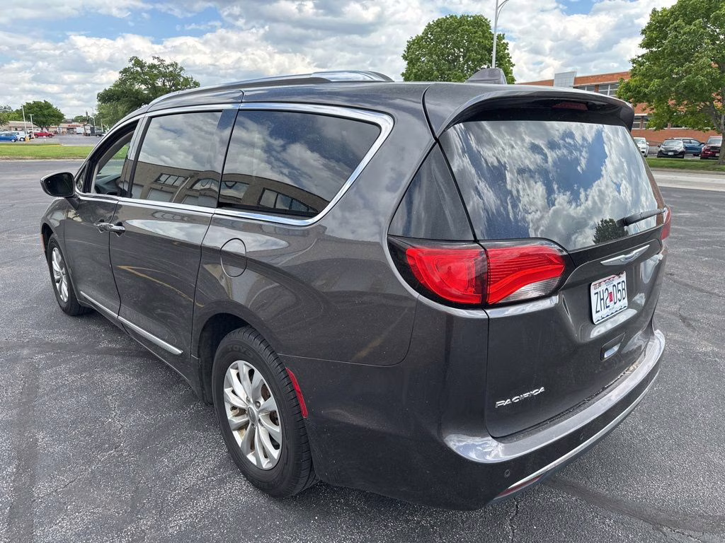 2019 Granite Crystal Metallic Clearcoat Chrysler Pacifica Touring L FWD Van