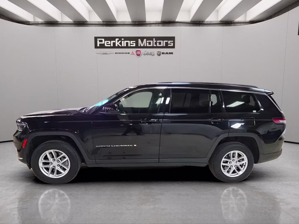 2023 Diamond Black Crystal Pearlcoat Jeep Grand Cherokee L Laredo 4X4 SUV