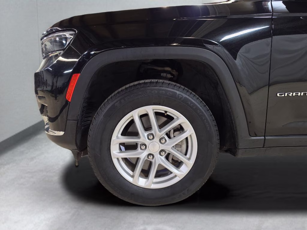 2023 Diamond Black Crystal Pearlcoat Jeep Grand Cherokee L Laredo 4X4 SUV
