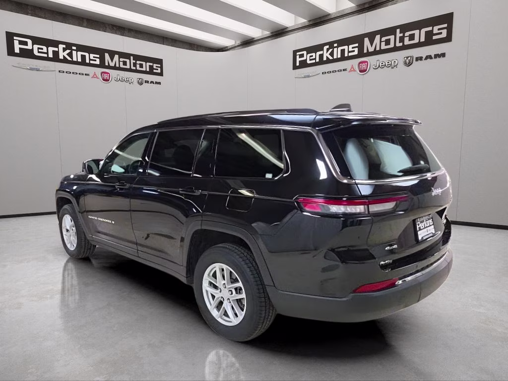 2023 Diamond Black Crystal Pearlcoat Jeep Grand Cherokee L Laredo 4X4 SUV