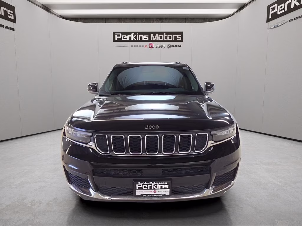 2023 Diamond Black Crystal Pearlcoat Jeep Grand Cherokee L Laredo 4X4 SUV