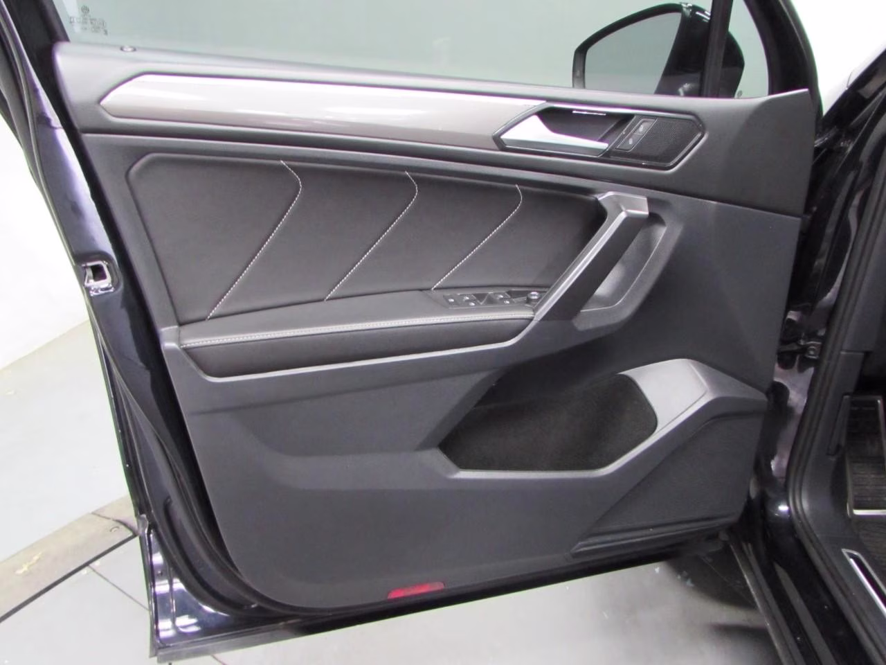 2023 Deep Black Pearl Volkswagen Tiguan 2.0T SE R-Line Black FWD SUV