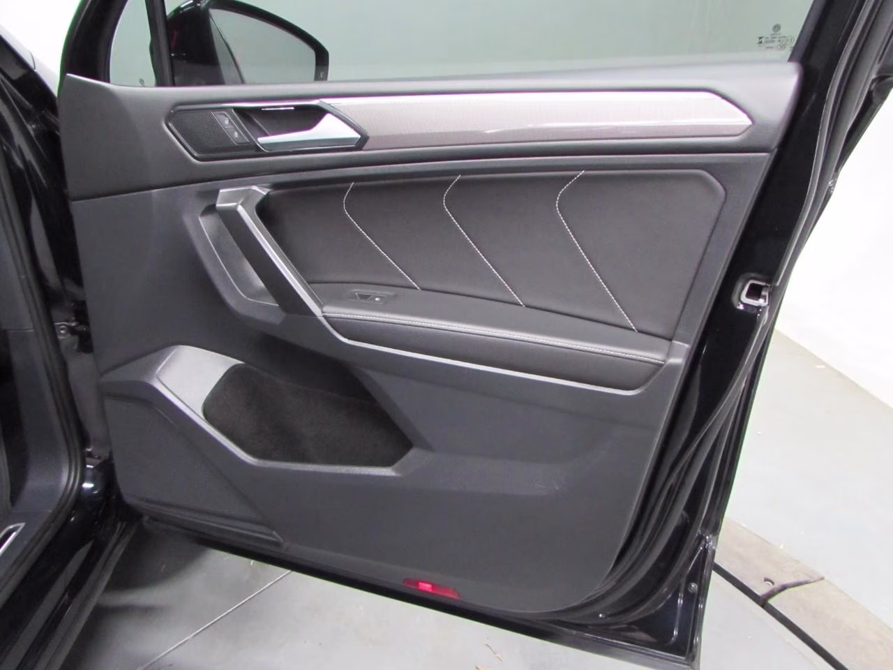 2023 Deep Black Pearl Volkswagen Tiguan 2.0T SE R-Line Black FWD SUV