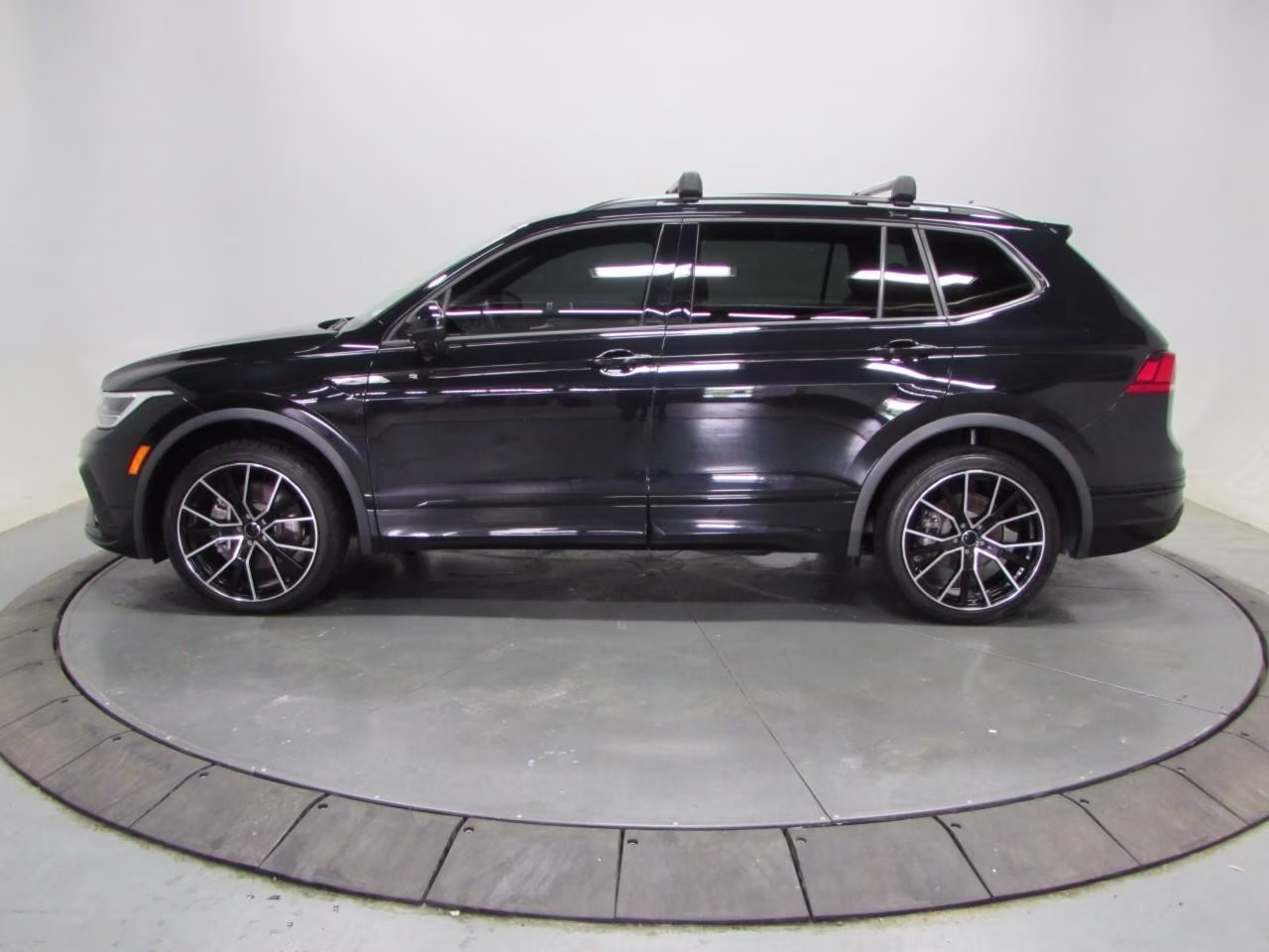 2023 Deep Black Pearl Volkswagen Tiguan 2.0T SE R-Line Black FWD SUV
