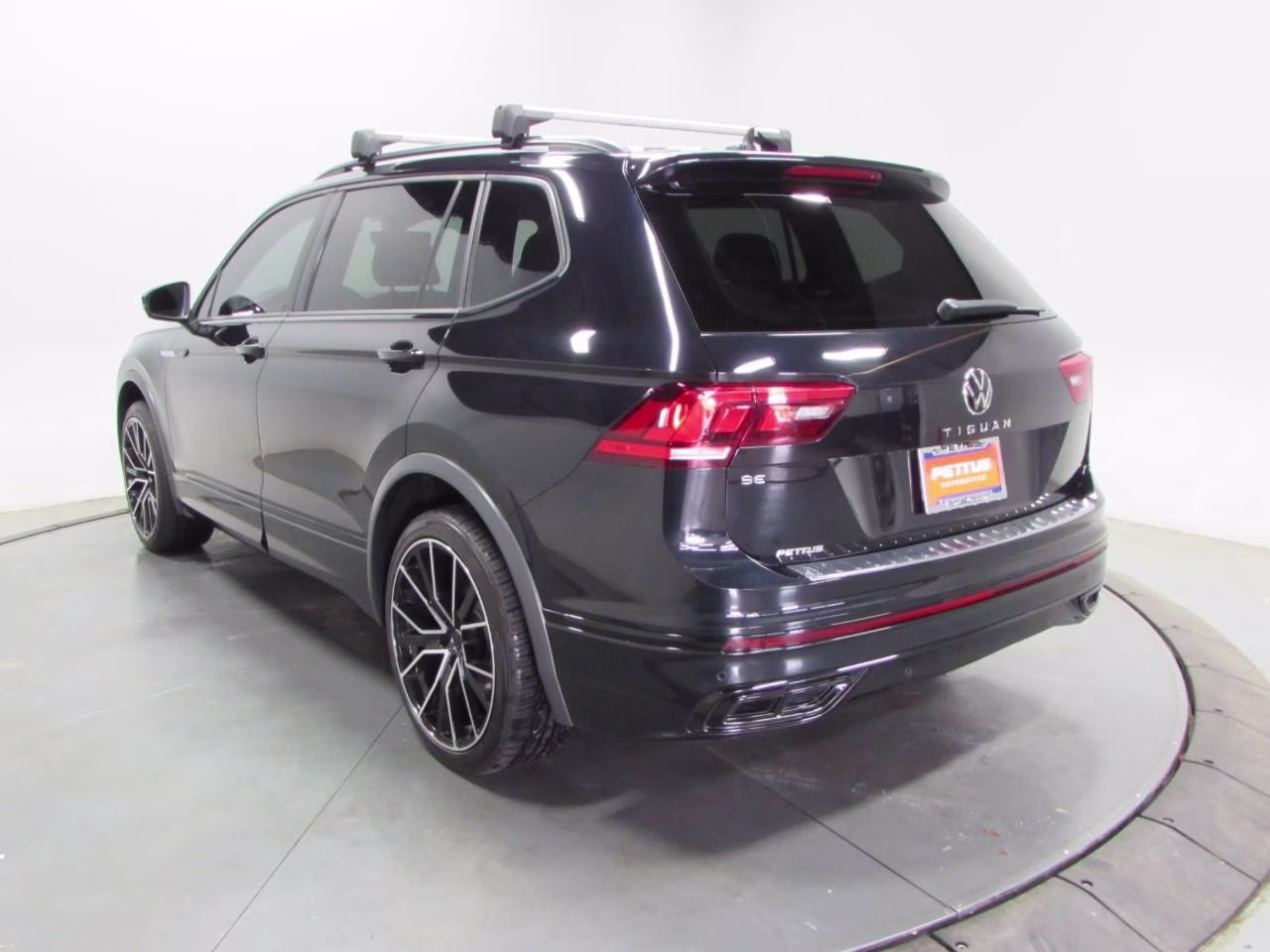 2023 Deep Black Pearl Volkswagen Tiguan 2.0T SE R-Line Black FWD SUV