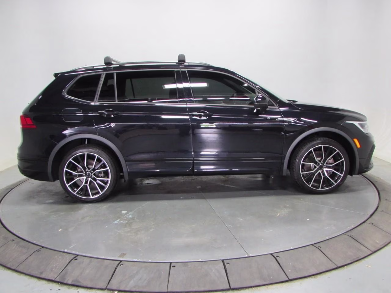 2023 Deep Black Pearl Volkswagen Tiguan 2.0T SE R-Line Black FWD SUV