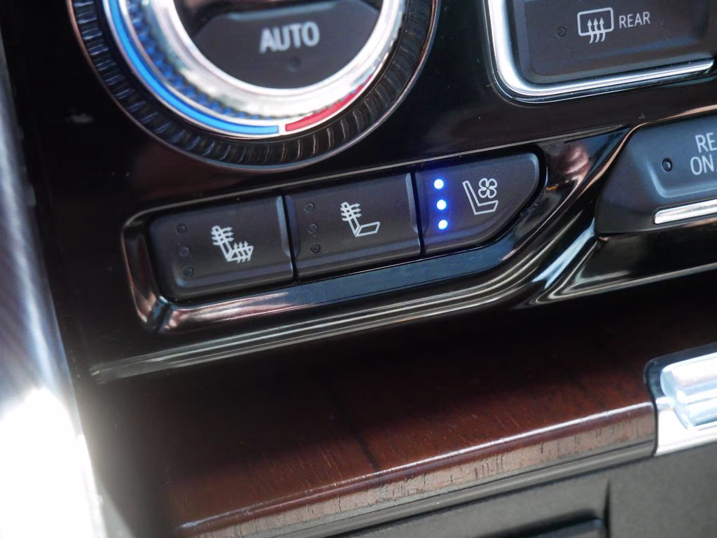 2023 White GMC Yukon Denali Ultimate 4X4 SUV