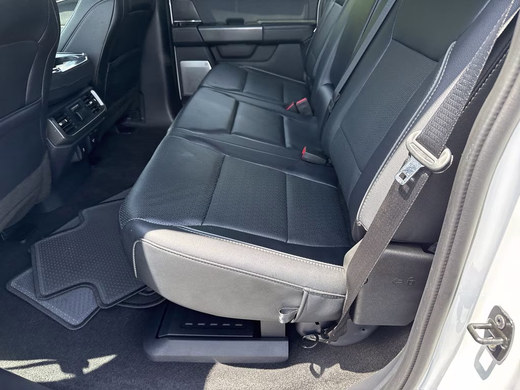 2024 Oxford White Ford F-150 Lariat 4X4 Truck