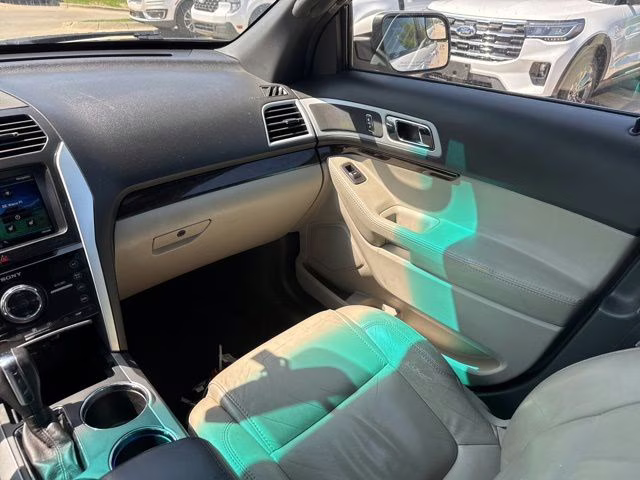 2014 White Platinum Clearcoat Metallic Ford Explorer Limited 4X4 SUV