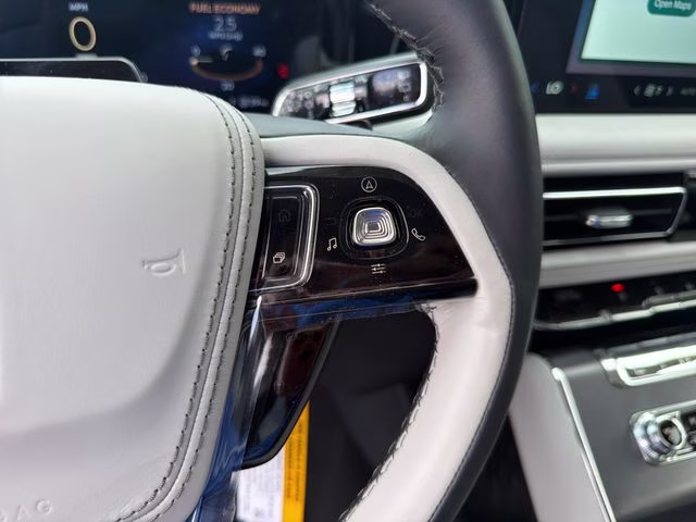 2026 Pristine White Metallic Tri-Coat Lincoln Aviator Premiere AWD SUV