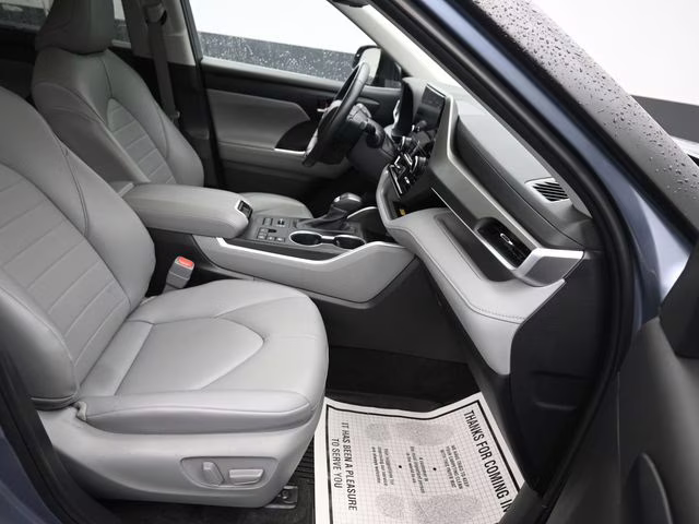 2023 Moon Dust Toyota Highlander XLE AWD SUV