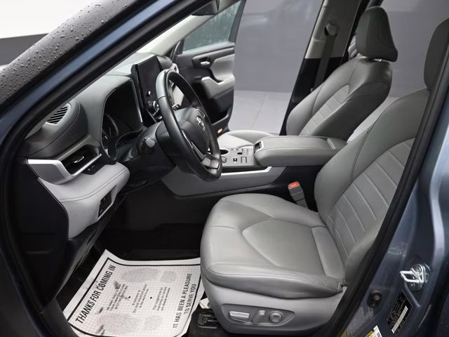2023 Moon Dust Toyota Highlander XLE AWD SUV