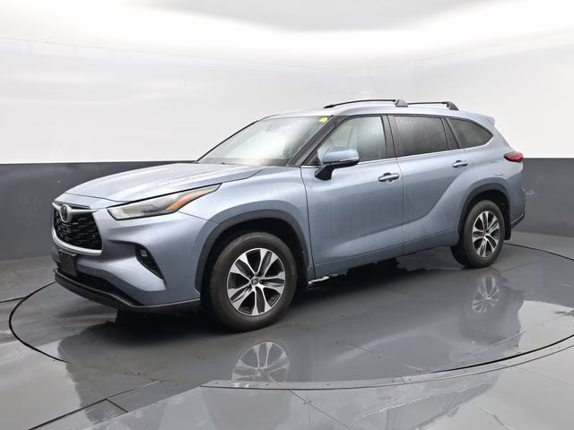 2023 Moon Dust Toyota Highlander XLE AWD SUV