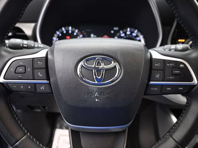 2023 Moon Dust Toyota Highlander XLE AWD SUV