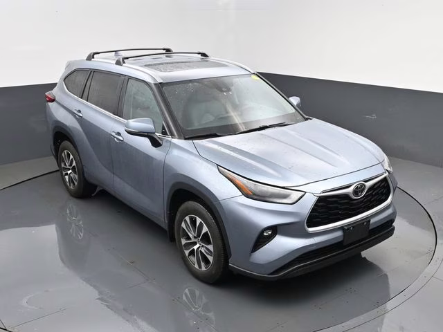 2023 Moon Dust Toyota Highlander XLE AWD SUV