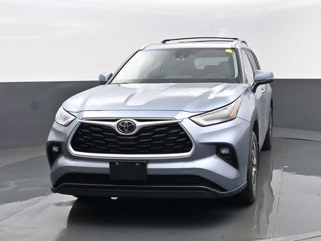 2023 Moon Dust Toyota Highlander XLE AWD SUV