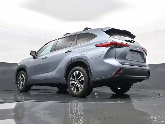 2023 Moon Dust Toyota Highlander XLE AWD SUV
