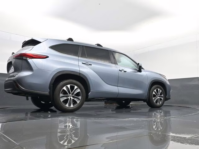 2023 Moon Dust Toyota Highlander XLE AWD SUV