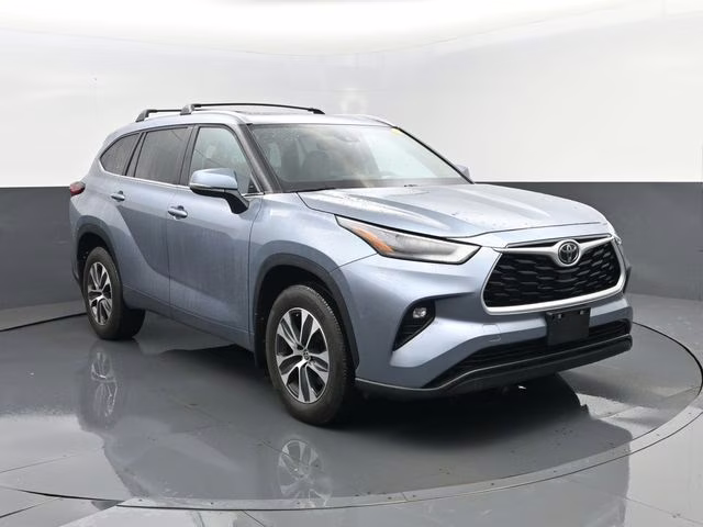 2023 Moon Dust Toyota Highlander XLE AWD SUV