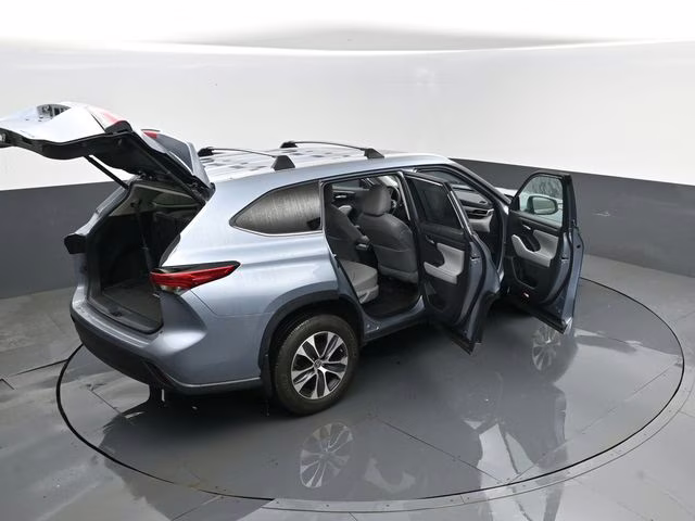 2023 Moon Dust Toyota Highlander XLE AWD SUV