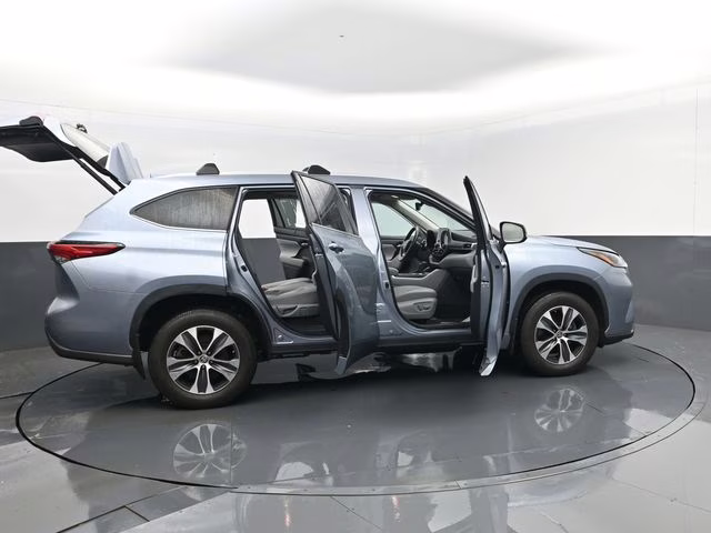 2023 Moon Dust Toyota Highlander XLE AWD SUV