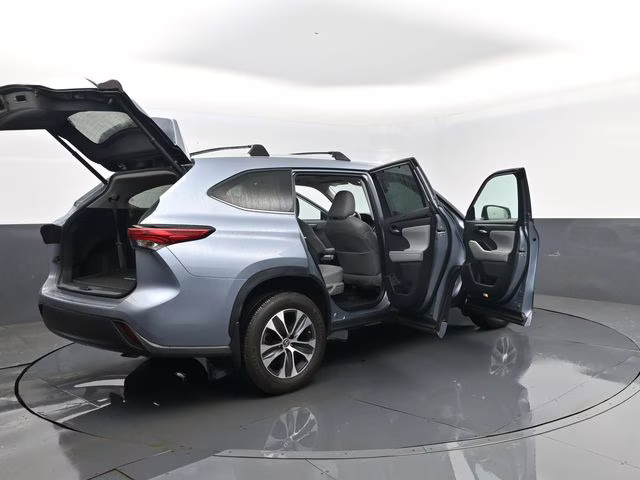 2023 Moon Dust Toyota Highlander XLE AWD SUV