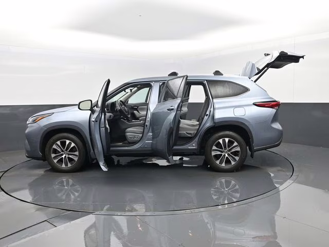 2023 Moon Dust Toyota Highlander XLE AWD SUV