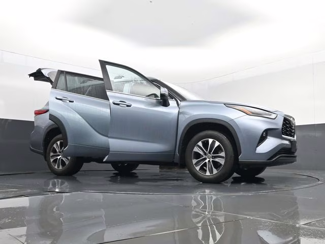 2023 Moon Dust Toyota Highlander XLE AWD SUV