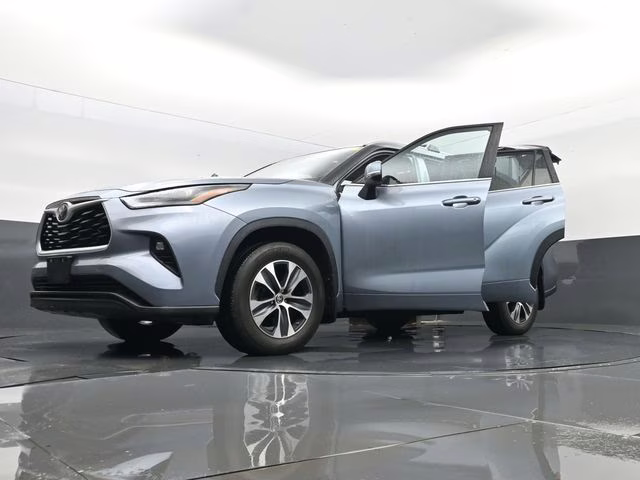 2023 Moon Dust Toyota Highlander XLE AWD SUV