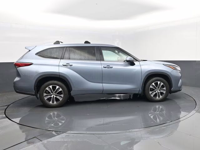 2023 Moon Dust Toyota Highlander XLE AWD SUV